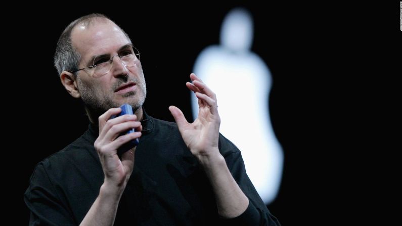 Steve Jobs fue el cofundador de Apple, empresa a la que convirtió en la compañía de tecnología líder en el mundo y lideró una revolución de la informática móvil con dispositivos muy populares como el iPhone. Murió en 2011 a los 56 años.