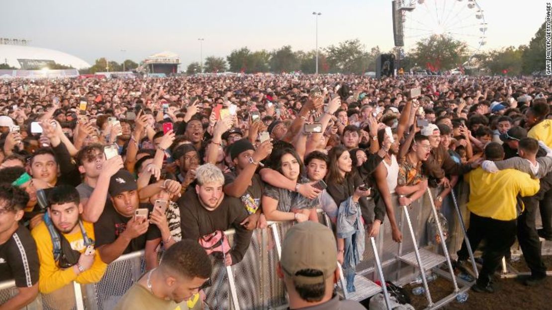 Esta foto tomada en el festival Astroworld en 2019 muestra a los asistentes al concierto aglomerados contra las barreras de seguridad.