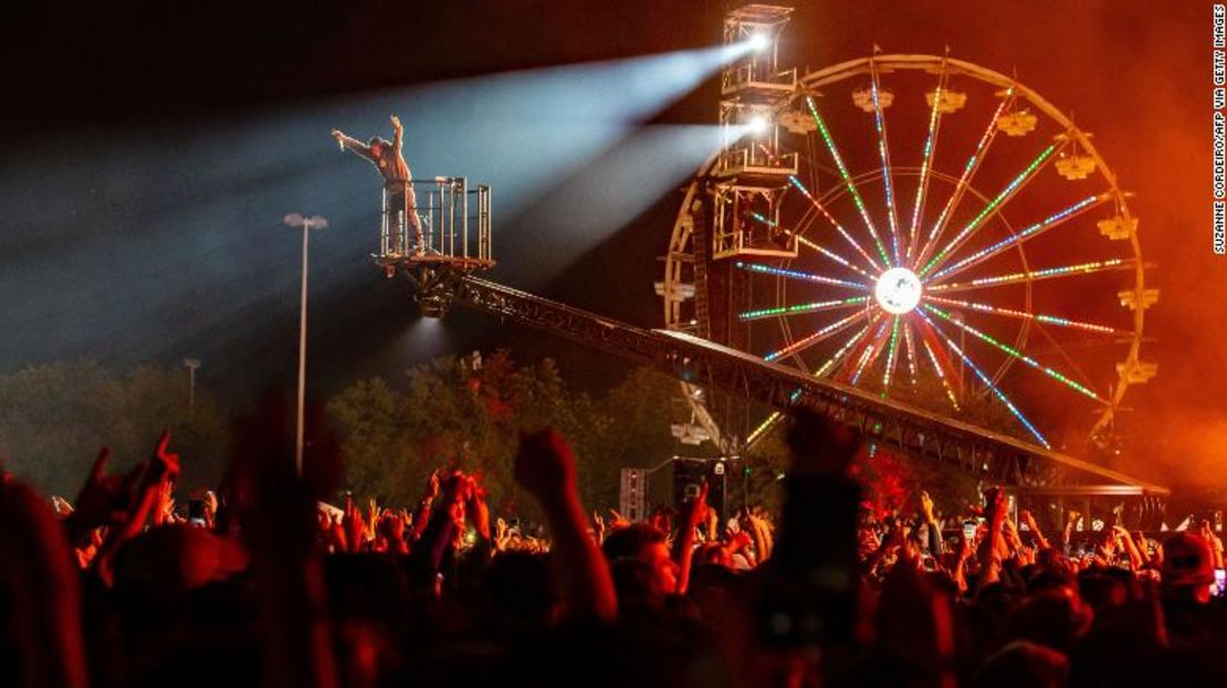 Travis Scott actúa ante una gran multitud durante el festival Astroworld en 2019.