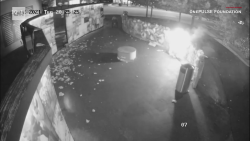 CNNE 1097864 - video muestra vandalo incendiando monumento a victimas de masacre de pulse
