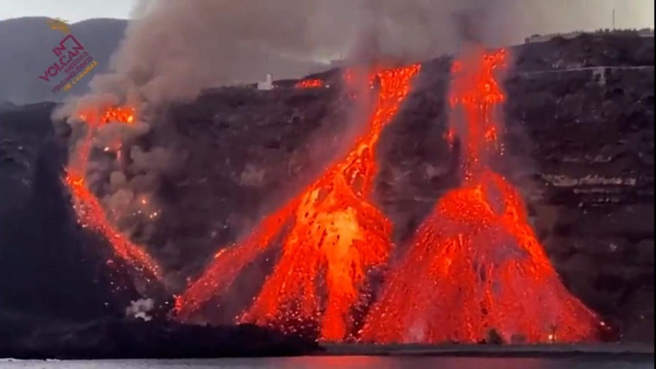 CNNE 1097939 - lava del cumbre vieja cae al mar otra vez