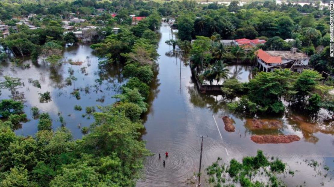 El río Grijalva después de que se desbordó debido a las fuertes lluvias en Villahermosa, México, en noviembre de 2020.