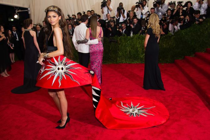 La primera Met Gala de todas las estrellas ayuda a posicionarlas en el mapa de la moda y Zendaya cumplió con su debut, recurriendo al diseñador Fausto Puglisi para explorar el tema de la gala de 2015, "China: a través del espejo". Charles Sykes / Invision / AP