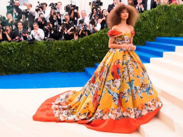 Zendaya ha tenido muchos momentos de moda espectaculares durante años, pero el vestido de Dolce & Gabbana con estampado de guacamayas que usó en la Met Gala 2017 fue uno de los más comentados.Charles Sykes / Invision / AP