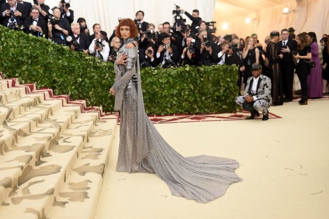 Mientras que el vestido de papa de Rihanna se robó el show en la Met Gala 2018, el elegante tributo de Versace a Juana de Arco de Zendaya también fue tema de conversación. Jason Kempin / Getty Images