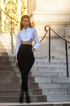 La ropa masculina ha aparecido en el guardarropa de Zendaya en los últimos años, como este atuendo de "Flashdance" visto durante un desfile de Armani en 2019. Edward Berthelot / GC Images / Getty Images