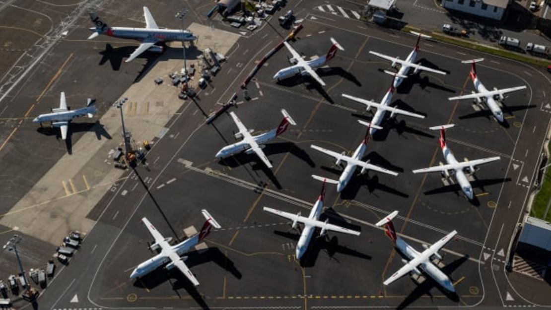 Los viajes en avión se detuvieron en 2020 en medio de la pandemia de covid-19. En la imagen: aviones de Qantas en tierra en el aeropuerto de Sídney en abril de 2020.Cameron Spencer/Getty Images