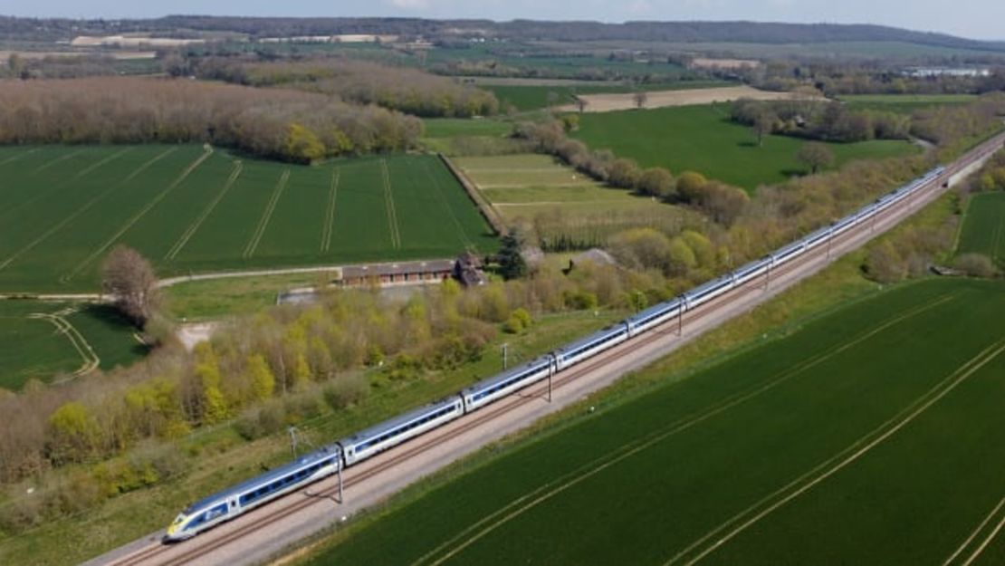 Un tren Eurostar viajando por Inglaterra hacia Francia.Gareth Fuller/PA Images/Getty Images