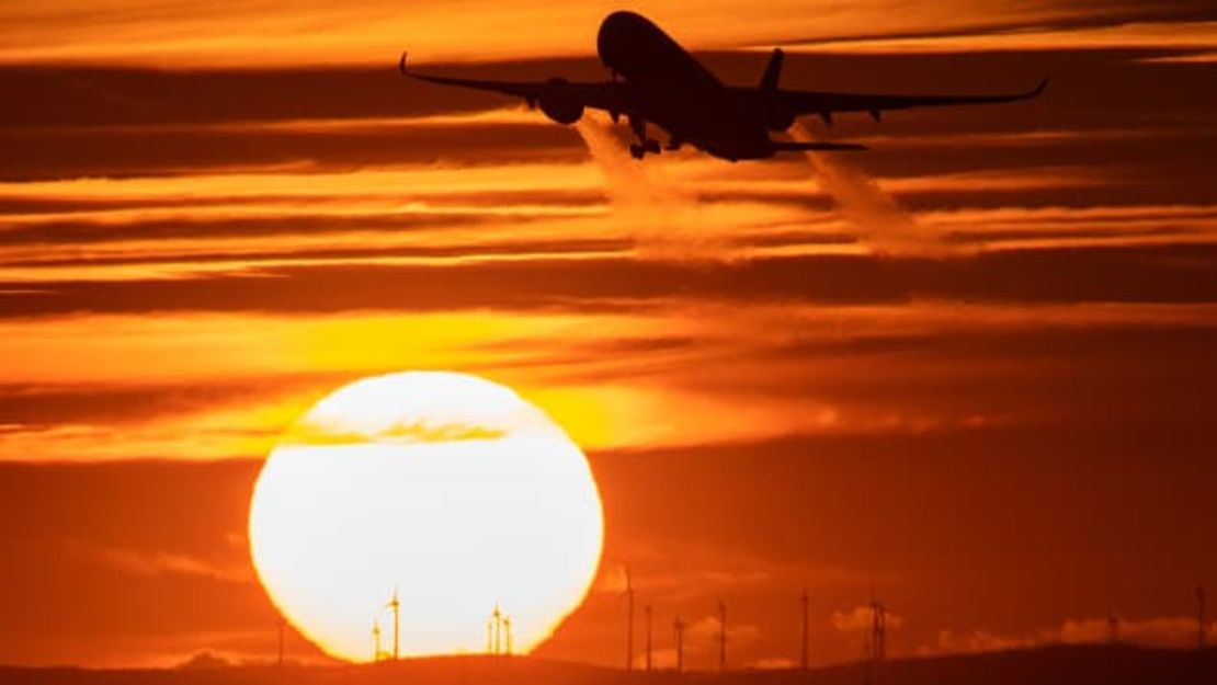 Los viajeros de todo el mundo se han comprometido a no volar en 2022 y más allá.Boris Roessler/picture alliance/dpa/Getty Images