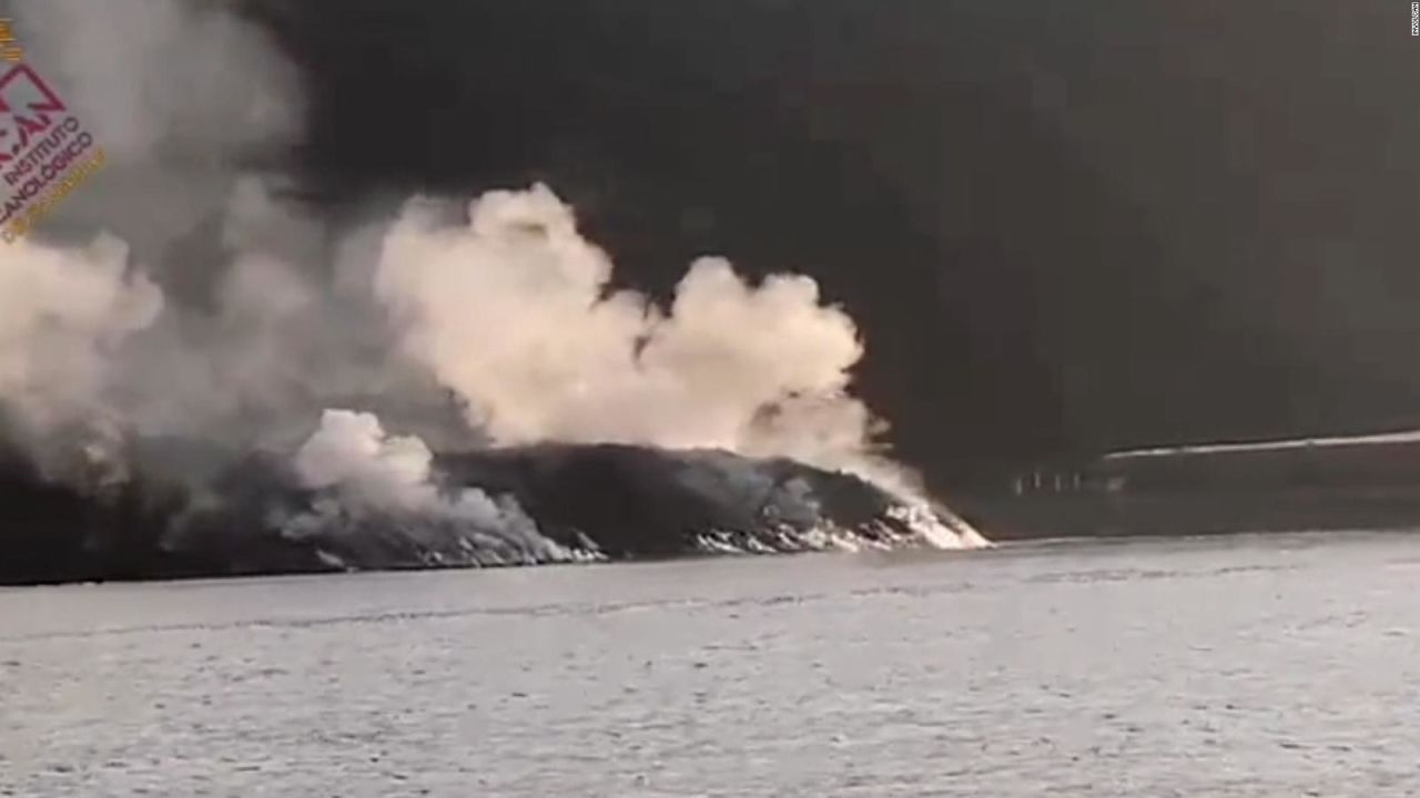 CNNE 1098439 - asi se ve la llegada de la lava al mar a la luz del dia