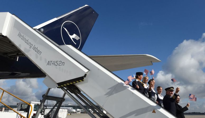 Miembros de la tripulación de Lufthansa posan con banderas estadounidenses en Munich, Alemania, antes de un vuelo a Miami el 8 de noviembre.