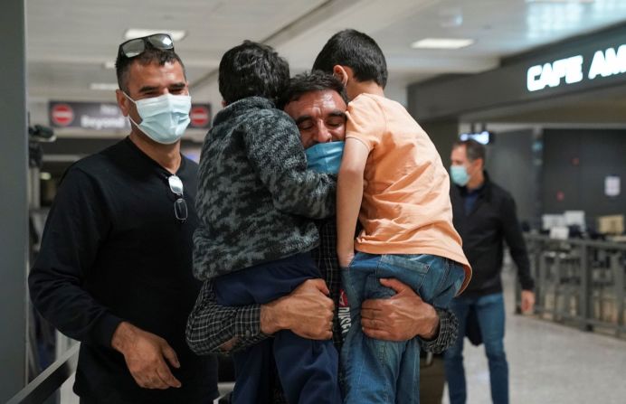 Abdul Shukoor abraza a sus sobrinos mientras se reencuentran en un aeropuerto internacional en Chantilly, Virginia, el 8 de noviembre. Shukoor acababa de llegar en avión desde Bruselas, Bélgica.