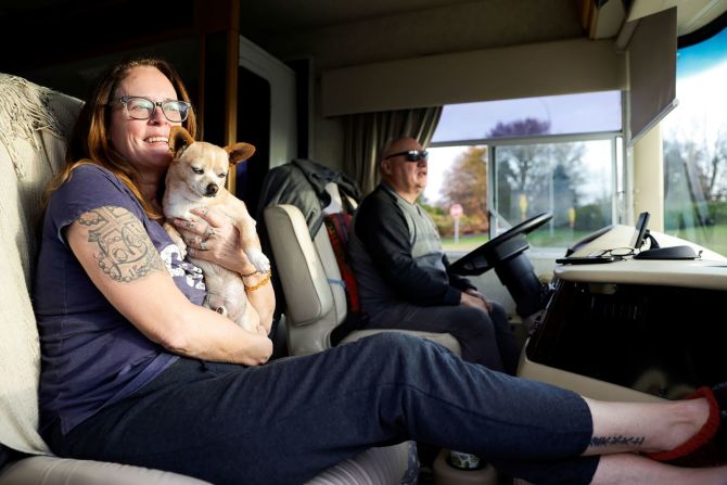 Heather y Ricky Sims de Salmon Arm, Columbia Británica, se sientan en su caravana mientras esperan cruzar a Blaine, Washington, con su perro Rocky el 8 de noviembre. Se dirigían a Yuma, Arizona.
