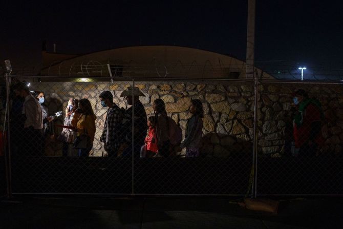 La gente ingresa a Estados Unidos por un puerto de entrada en El Paso, Texas, el 8 de noviembre.