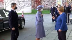 CNNE 1098549 - gracioso saludo de la reina margarita ii y angela merkel