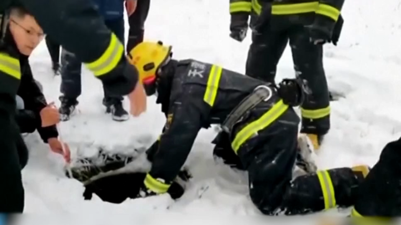 CNNE 1098889 - cayo a una alcantarilla durante una tormenta de nieve- asi la rescataron