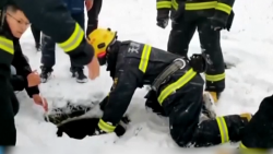 CNNE 1098889 - cayo a una alcantarilla durante una tormenta de nieve- asi la rescataron