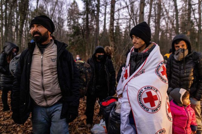 Una familia kurda de Dohuk, Iraq, es asistida por activistas de la ONG Grupa Granica mientras esperan que la patrulla de la guardia fronteriza los lleve a la ciudad de Narewka, Polonia.