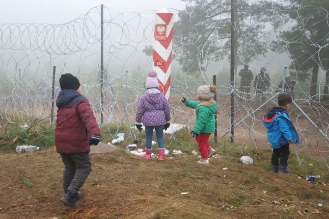 Cientos de migrantes desesperados están atrapados en temperaturas bajo cero en la frontera y la presencia de tropas de ambos lados ha hecho temer un enfrentamiento.