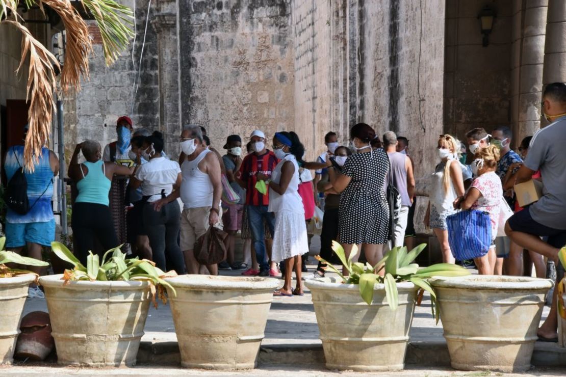 La gente sale a la calle a comprar comida en un mercado de La Habana, el 12 de abril de 2020 en medio de la propagación de la enfermedad COVID-19.