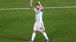 CNNE 1099151 - asi llega messi para enfrentar a uruguay