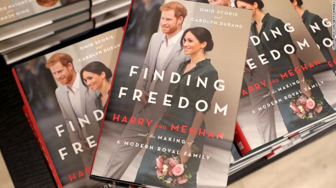 Copias de "Finding Freedom" en una librería de Londres.