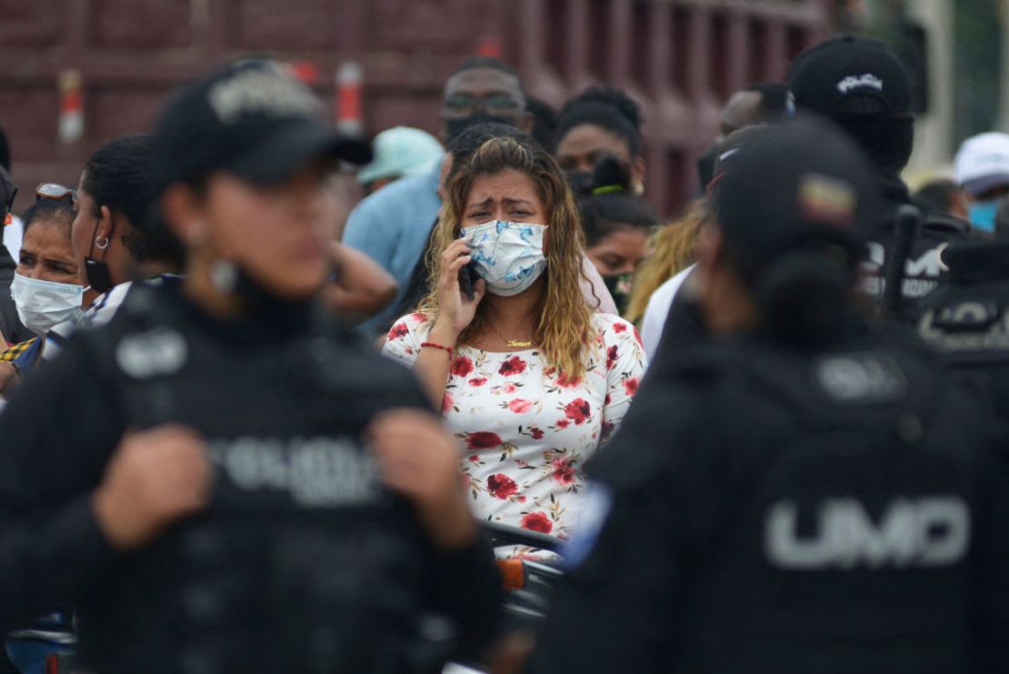 Familiar de un reclus llora mientras espera noticias sobre su ser querido después de que 58 presos murieran en la penitenciaría el 13 de noviembre de 2021 en Guayaquil. Crédito: FERNANDO MENDEZ / AFP via Getty Images