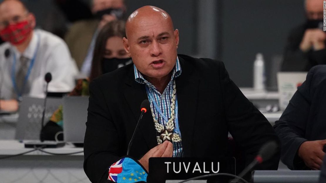 Seve Paeniu, enviado climático de Tuvalu, interviene durante la sesión del sábado para dar su opinión sobre un borrador de acuerdo.