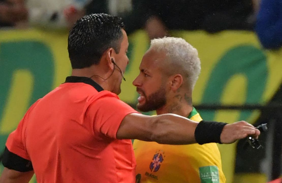 El árbitro chileno Roberto Tobar habla con el brasileño Neymar durante el partido de fútbol entre Brasil y Colombia, en el Neo Química Arena, en Sao Paulo, Brasil, el 11 de noviembre de 2021.