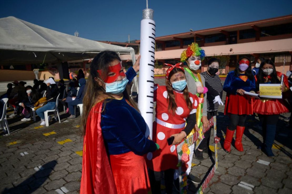 Profesores se disfrazan para promover la vacunación contra el covid-19 entre niños de 6 a 11 años en Quito, Ecuador.