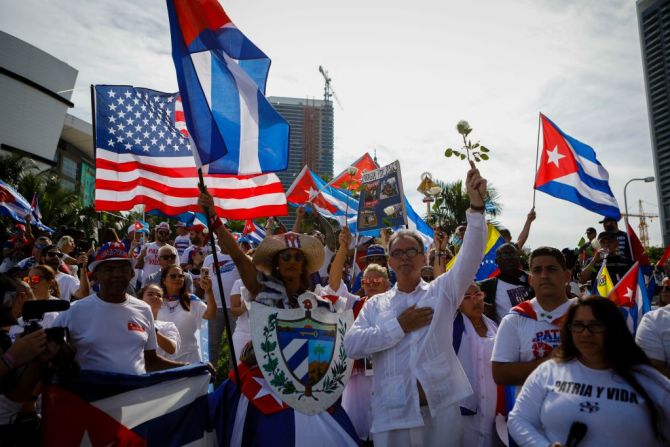 Manifestantes se reúnen en Miami para apoyar a los manifestantes antigubernamentales cubanos, el 14 de noviembre de 2021. - Estados Unidos instó a las autoridades cubanas este domingo a levantar la prohibición de las protestas antes de las manifestaciones antigubernamentales planificadas para este lunes, dijo el Departamento de Estado en un comunicado. La oposición cubana ha convocado a manifestaciones en La Habana y seis provincias el 15 de noviembre, que han sido prohibidas por las autoridades comunistas, para pedir la liberación de los presos políticos. Mira en esta galería las imágenes de las marchas en Miami este domingo.