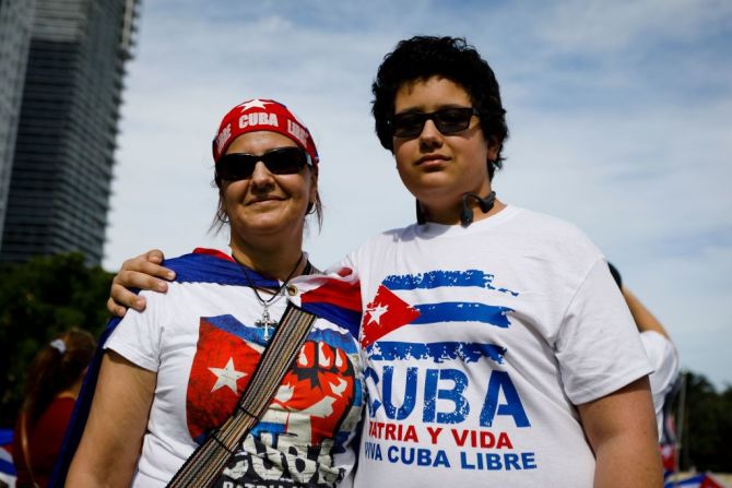 Giselle de la Mercedes Acosta Obregón (izquierda) y su hijo posan para una foto durante una entrevista con AFP, durante una protesta en Miami para apoyar a los manifestantes antigubernamentales cubanos, el 14 de noviembre de 2021.