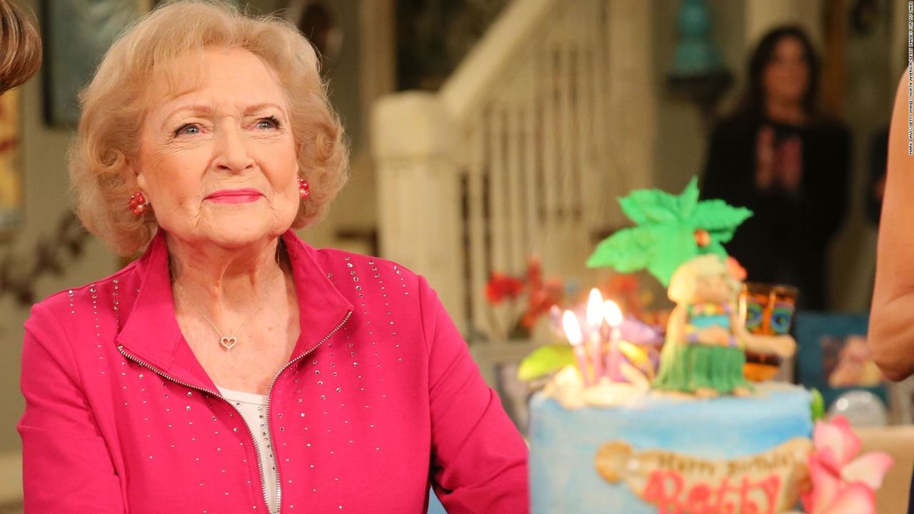 CNNE 1100939 - concurso celebra los 100 anos de vida de betty white