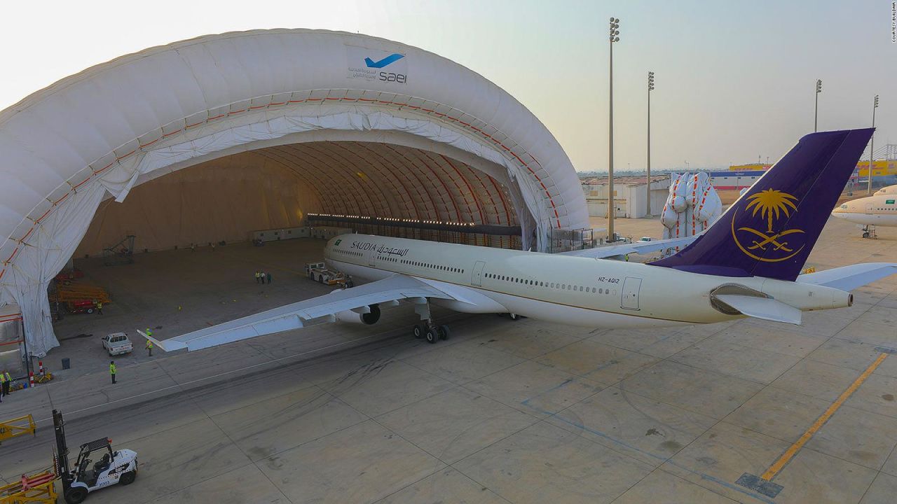 CNNE 1100971 - mira como inflan este gigante hangar de aeropuerto