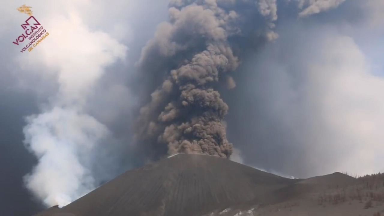 CNNE 1101050 - mira como una columna de actividad electrica sale disparada del volcan