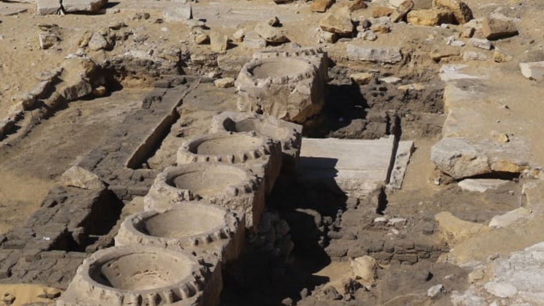 El equipo dice que el templo solar se construyó con adobe y algunos elementos en piedra.