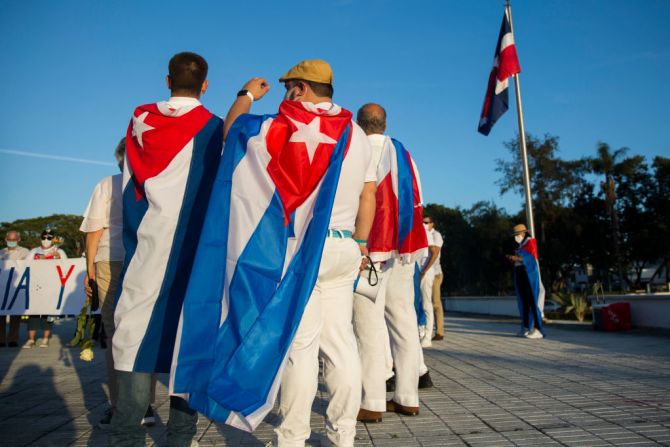 Una imagen de las protestas de cubanos en República Dominicana. La oposición cubana salió a las calles este lunes para exigir la liberación de los presos políticos.