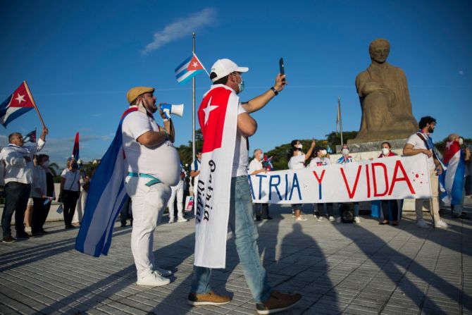 En República Dominicana, decenas de cubanos salieron a protestar en contra del gobierno de la isla.