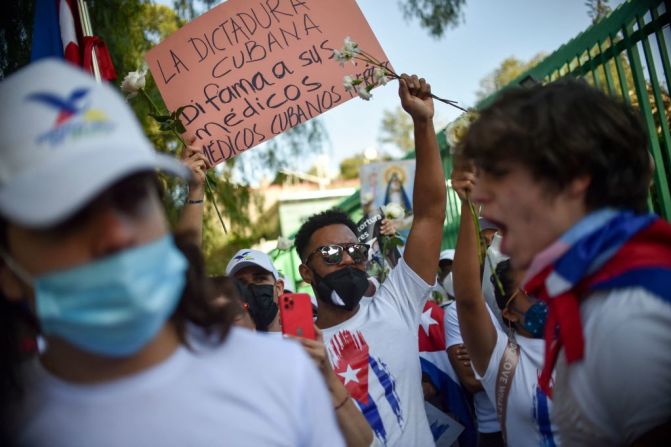 Un grupo de cubanos residentes en México se manifiesta en apoyo a la oposición cubana, frente a la embajada de Cuba en Ciudad de México.
