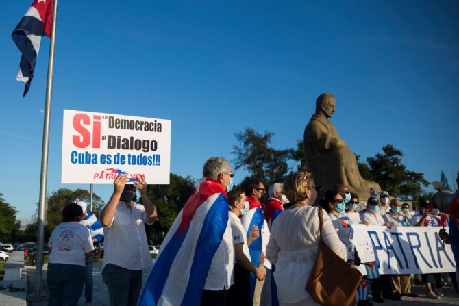Las protestas se dieron en varios países del mundo, como en República Dominicana, donde un grupo de manifestantes se juntaron frente al monumento de José Martí, en Santo Domingo.