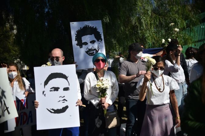 En México, manifestantes sostienen carteles con las imágenes de opositores detenidos en Cuba. El gobierno de la isla evitó las protestas y detuvo a varias personas.