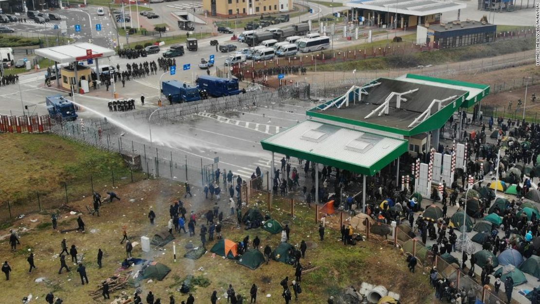 Agentes polacos utilizan cañones de agua contra los migrantes reunidos en el puesto de control de Bruzgi-Kuznica.