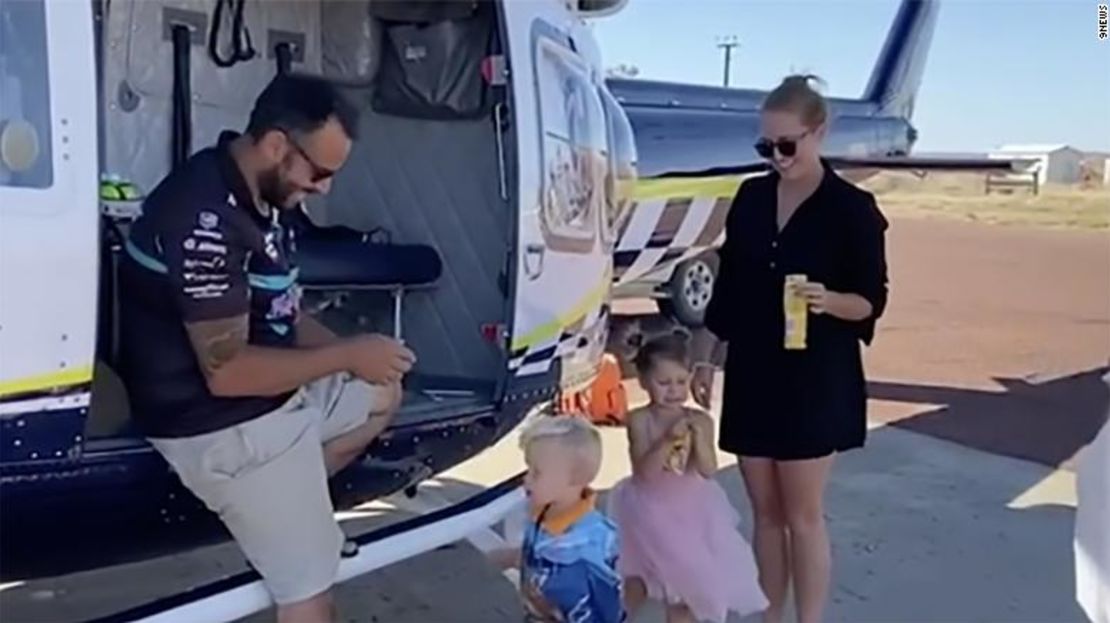 La familia fue trasladada por aire a un lugar seguro este martes.