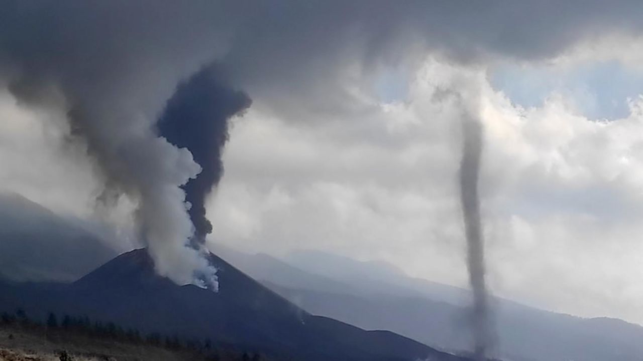 CNNE 1101516 - captan una tolvanera en la ladera del volcan de la palma