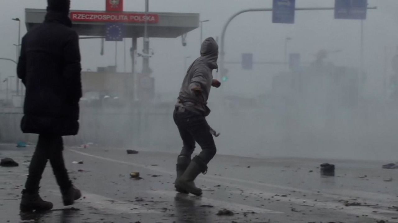 CNNE 1101528 - estalla la violencia en la frontera polonia-belarus