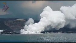 CNNE 1101725 - lava del volcan toca el mar y deja nubes efervescentes