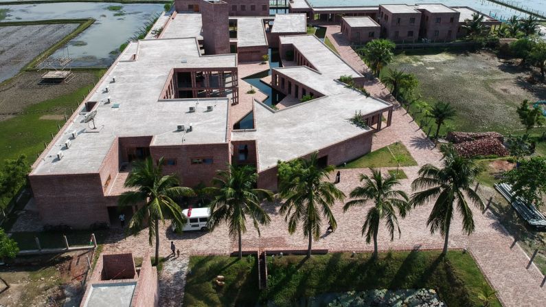 El Hospital de la Amistad en Satkhira, Bangladesh se construyó con ladrillos locales de bajo costo y es el único proyecto en situarse fuera de Europa. Este es uno de los tres proyectos finalistas al Premio Internacional RIBA 2021. Crédito: Asif Salman/Cortesía de Urbana