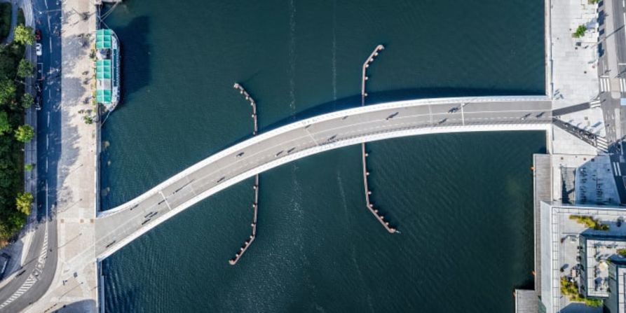 El puente Lille Langebro, en Copenhague, está entre los tres finalistas del Premio Internacional RIBA 2021. La estructura de 160 metros de largo atraviesa el puerto central de la capital danesa y ofrece a los peatones y ciclistas una vía libre de automóviles. Crédito: Rasmus Hjortshøj