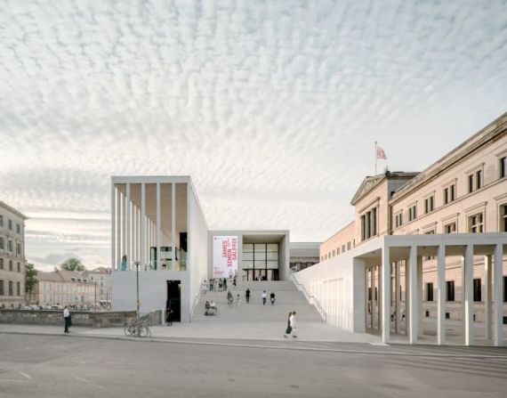 La galería de arte James-Simon-Galerie, en la histórica Isla de los Museos de Berlín fue elegida por su contraste con los edificios de la isla. El RIBA elogió el modo en que el proyecto "mezcla lo neoclásico con lo moderno". Crédito: Simon Menges