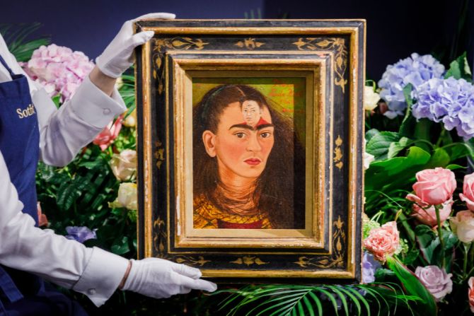 Estas son algunas de las obras de arte latinoamericano más caras del mundo | El autorretrato "Diego y yo" (1949) de Frida Kahlo se convirtió en la obra más cara de un artista latinoamericano jamás vendida en una subasta, alcanzando los US$ 34,9 millones. (Foto por Tristan Fewings/Getty Images para Sotheby's) →